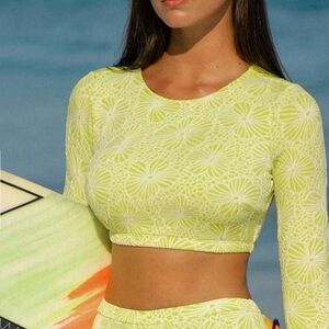 NWT
Medium
Berlook Women's Floral Long Sleeve Textured Surf Crop Top

recycled